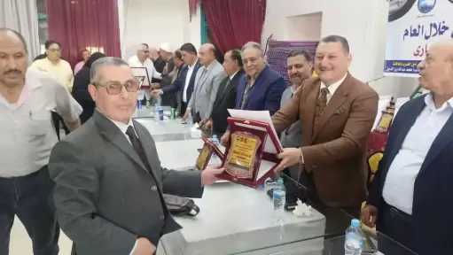 رئيس مدينة المحمودية يشارك في احتفالية عيد العمال ويُكرّم كقيادي مثالي