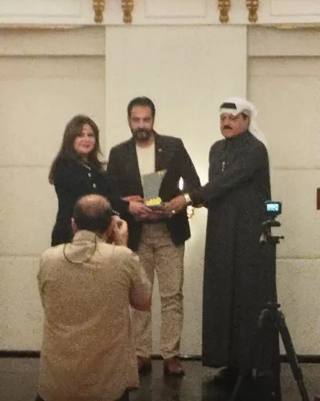 لحظة تكريم الدكتور طارق عناني