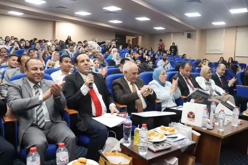 الدكتور محمد ثروت محكما لمشروعات تخرج إعلام الإسكندرية