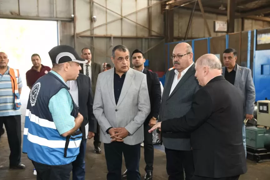 وزير الإنتاج الحربي خلال زيارتة لمصنع 909 الحربي 
