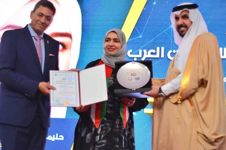 حليمة المطاعنية تحصد درع الإبداع والتميز في الشارقة تقديرًا لعطائها المجتمعي