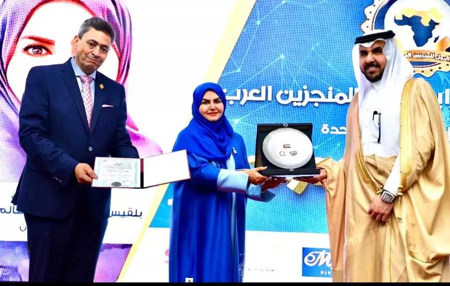 بلقيس الندابية تُتوَّج ”شخصية العام” في العلوم الإنسانية والبحث العلمي خلال مؤتمر المنجزين العرب بالشارقة