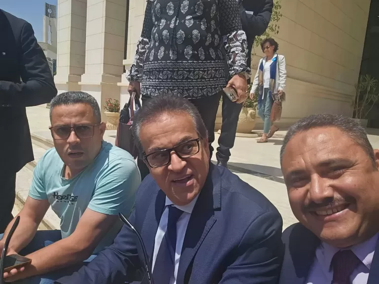 وزير الصحة في حوار مع رئيس تحرير تنفيذى الميدان وبعض الصحفيين