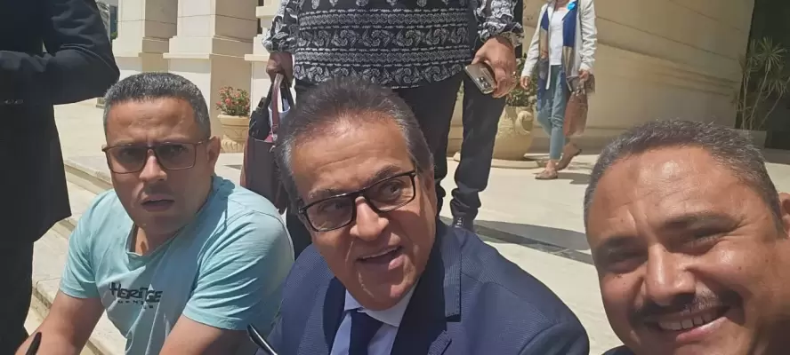 ببساطه شديده ”نائب رئيس الوزراء وزير الصحة ” يجلس على السلالم.. ومصر تعتلي منصة الصحة العالمية