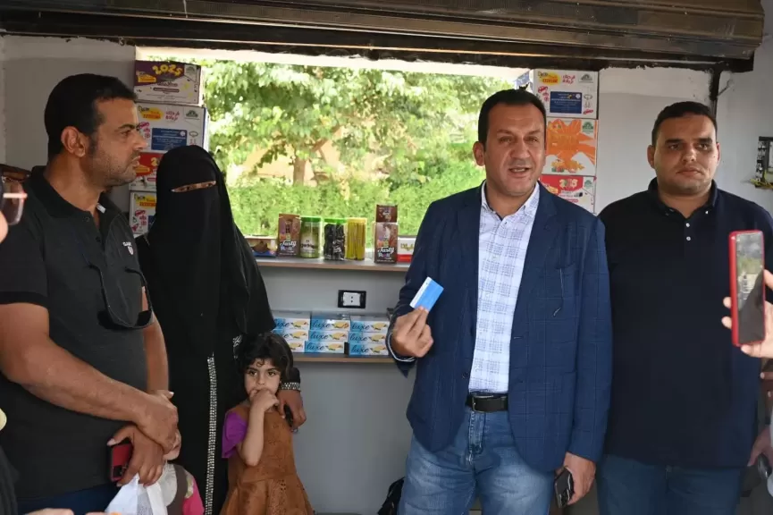 رئيس جهاز العاشر من رمضان يسلم أسرة روناء كشكا