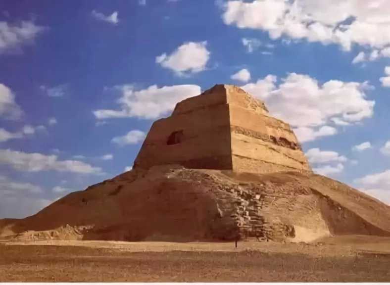 ”هرم ميدوم”  تحفة معمارية غامضة من عصر الفراعنة