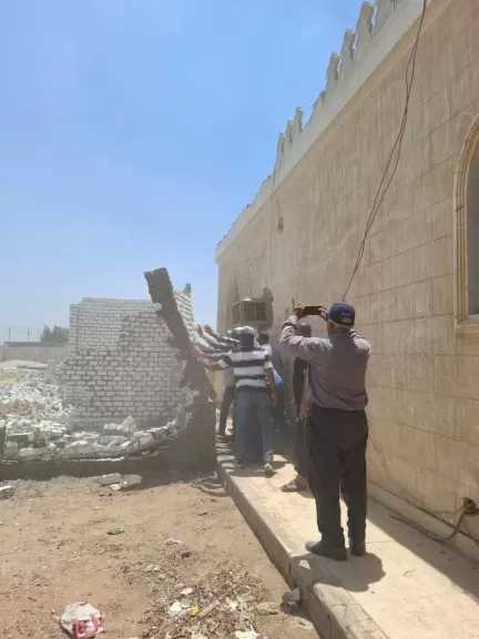 إزالة 14 حالة تعدي بالبناء المخالف بمدينة بالشرقية