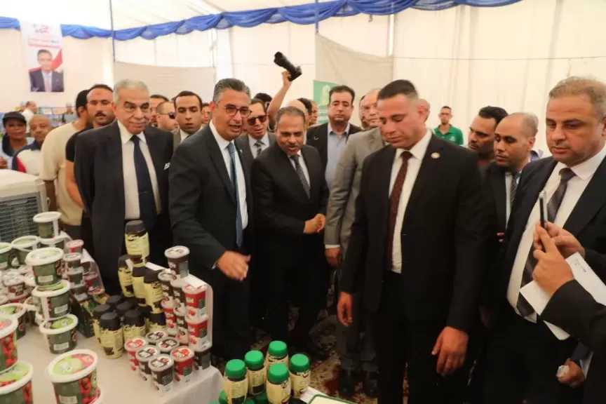 محافظ الشرقية  ووزير التموين يفتتحان سوق اليوم الواحد بمدينة العاشر من رمضان