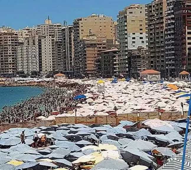 شواطئ الإسكندرية تستقبل الآلاف مع بداية يوليوإقبال كثيف في ذروة موسم المصيف