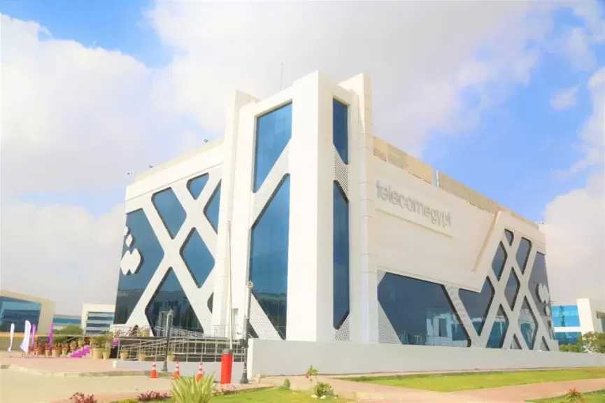 المصرية للاتصالات: جاري السيطرة على حريق سنترال رمسيس بمعاونة رجال الدفاع المدني