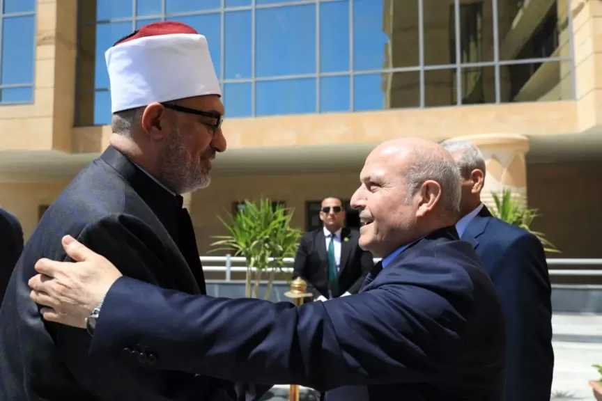 مفتي الجمهورية يهنيء رئيس ”النيابة الإدارية” بتوليه المنصب رسميًّا.. متمنيًا له دوام التوفيق والسداد