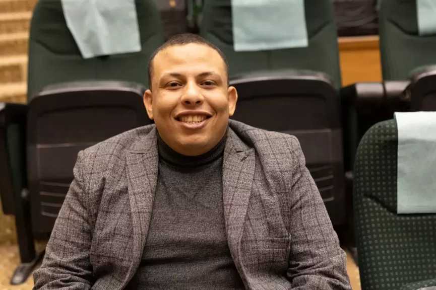 مؤمن أشرف: الذكاء الاصطناعي يتطور يوميًا.. والتطبيقات الجديدة سلاح ذو حدين