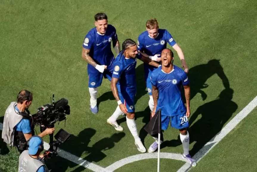 إنريكي مهدد بعقوبة قاسية بعد الاعتداء على لاعب تشيلسي