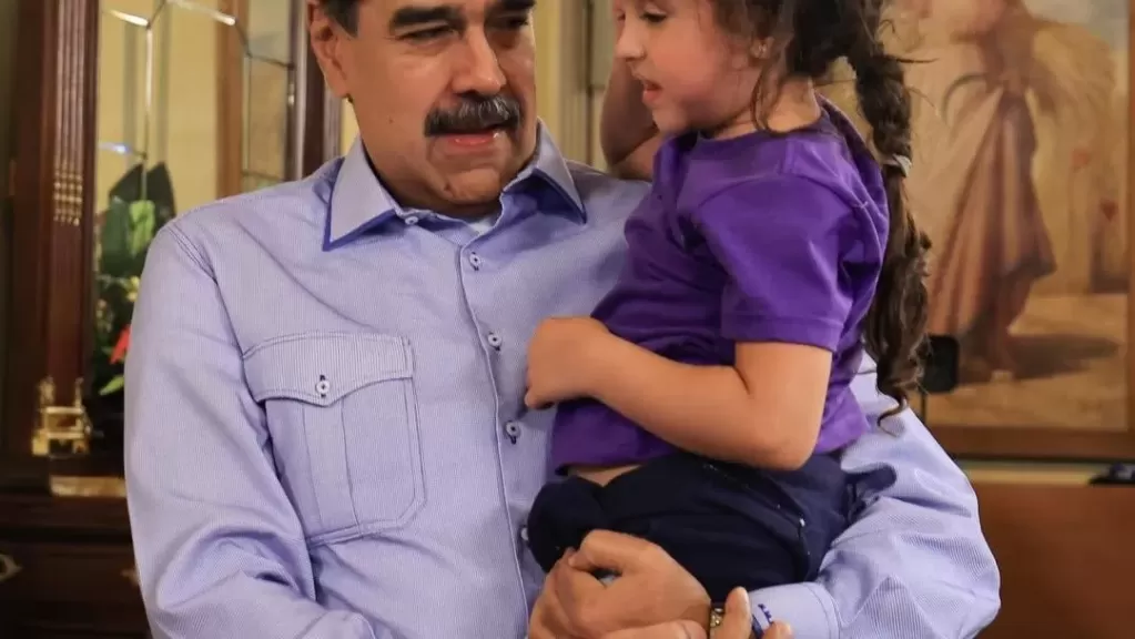 الرئيس مادورو مع أحد الأطفال 