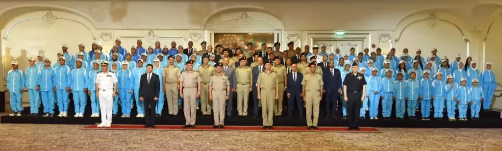 وزير الدفاع مع الأبطال الرياضيين المكرمين