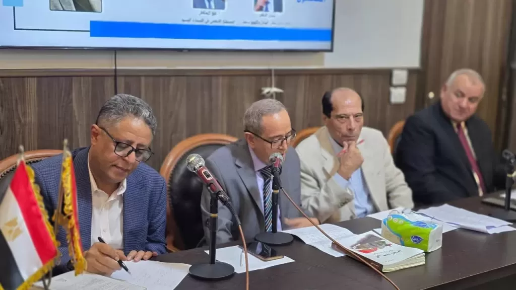 الكاتب الصحفي إبراهيم العشماوي مع السفير اليمنى وعدد من الكتاب