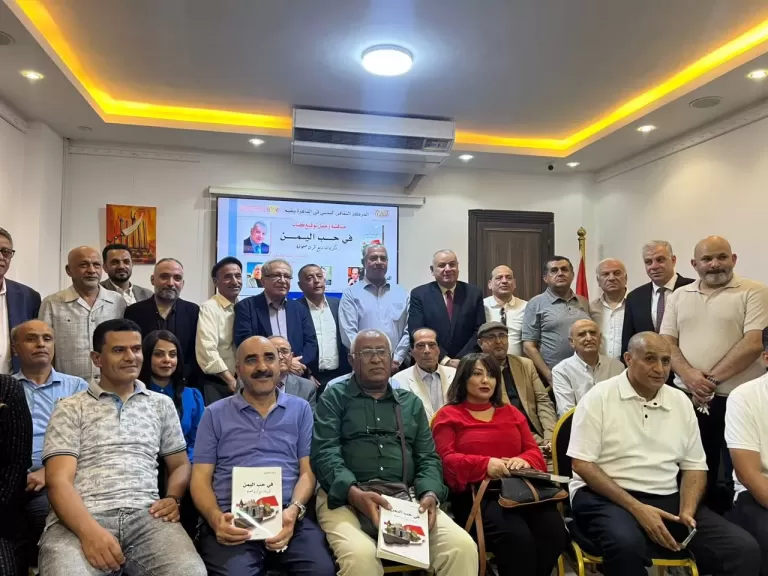 الكاتب الصحفي إبراهيم العشماوي مع السفير اليمنى وعدد من الكتاب 