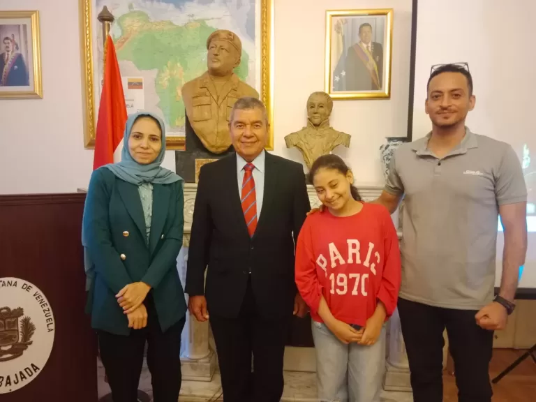 أميرة السمان وأسرتها مع سفير فنزويلا