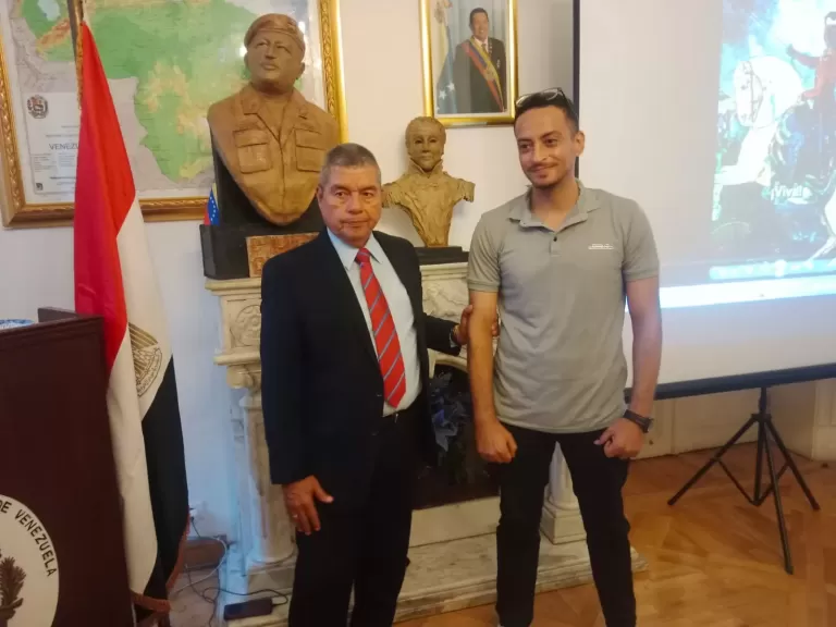 الفنان التشكيلي أحمد رضا والسفير الفنزويلي 