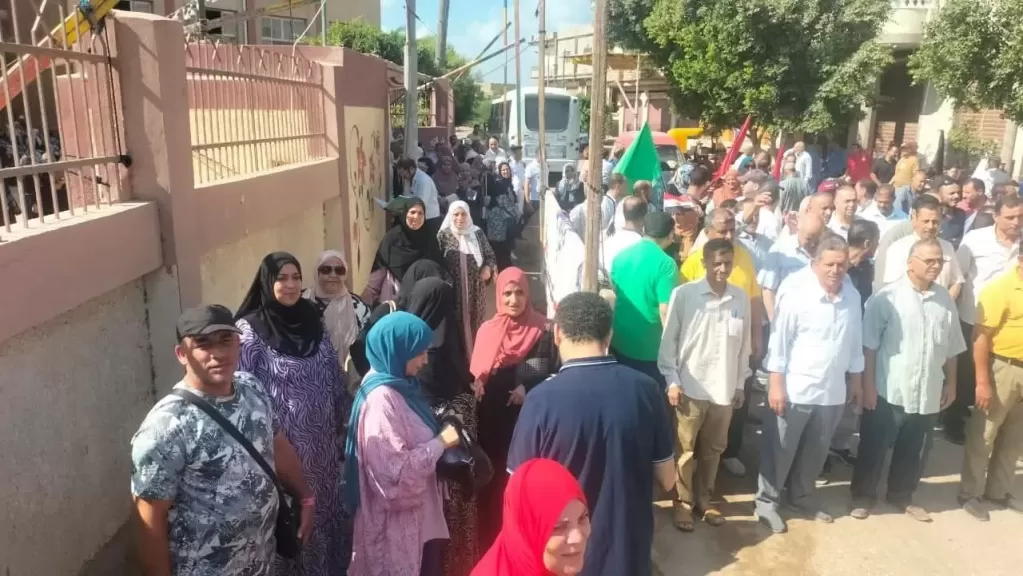 الناخبين من أمام أحد اللجان الانتخابية بمدينة الزقازيق