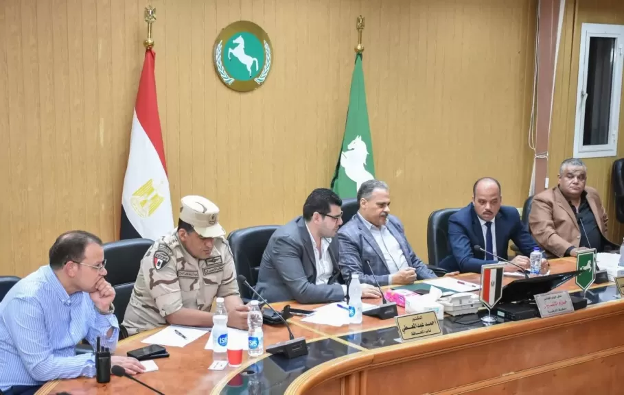محافظ الشرقية بمكتبة بديوان المحافظة