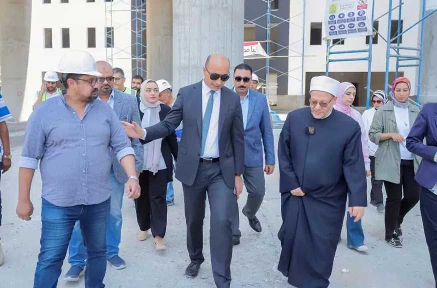 رئيس جامعة دمنهور ومفتي الجمهورية السابق يتفقدان مشروع المستشفى الجامعي