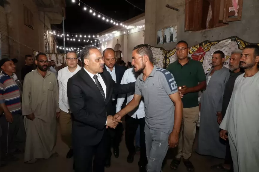 محافظ الشرقية يؤدي واجب العزاء لابن عامل النظافة