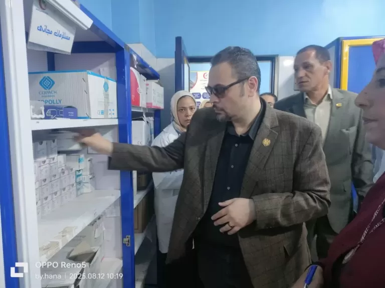 دكتور أحمد البيلي وكيل وزارة الصحة بالشرقية أثناء تفقد المستشفى