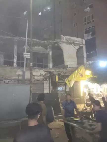 انهيار جزئي لعقار قديم بشارع شهر العسل في العجمي دون إصابات