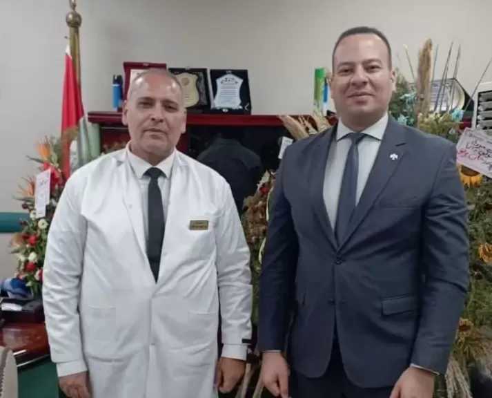 وكيل وزارة الصحة بالبحيرة يقدم التهنئة لمدير عام مستشفى دمنهور التعليمي