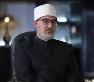 مفتي الجمهورية يعزي رئيس جامعة نور مبارك في وفاة والدته الكريمة