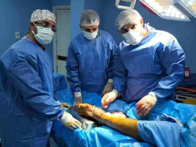 أبطال جراحة الأوعية الدموية والعظام بمستشفى بلبيس ينقذون حياة شخص في الرابعة فجرًا
