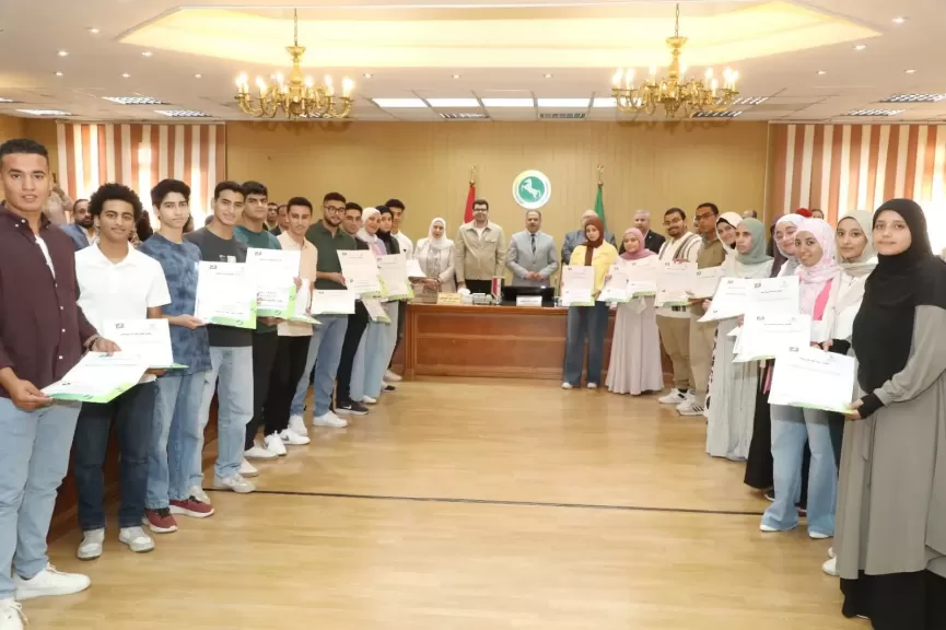 تكريم المتفوقين والتقاط الصور التذكارية مع محافظ الشرقية 