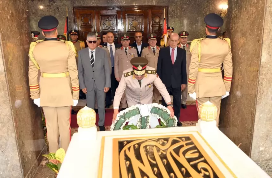 وزير الدفاع يضع إكليل الزهور علب قبر عبد الناصر 