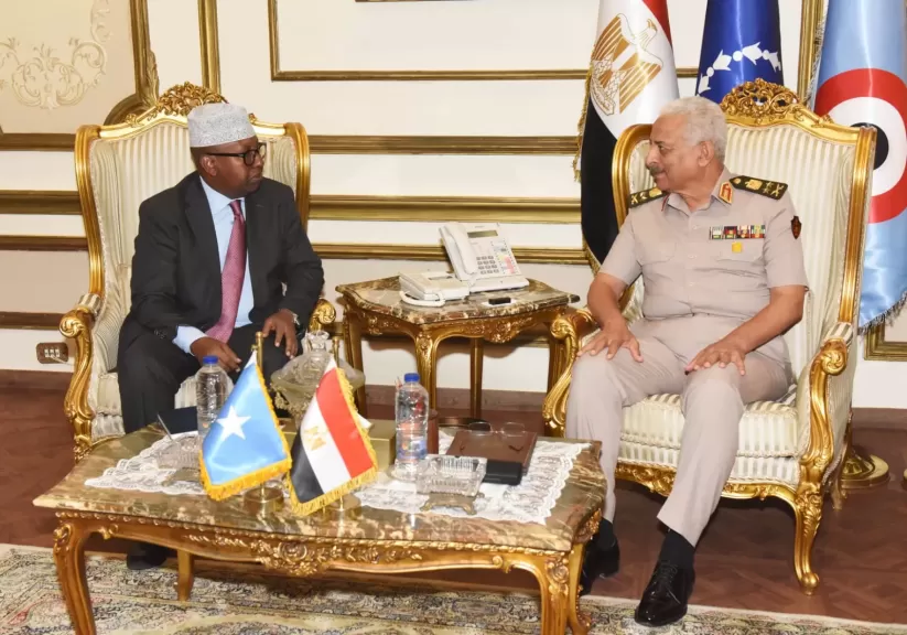 وزير الدفاع مع نظيره الصومالى