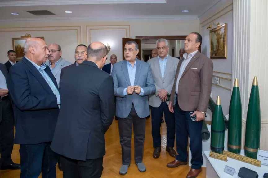 وزير الدولة للإنتاج الحربي يتابع سير العملية الإنتاجية بمصنع إنتاج وإصلاح المدرعات (مصنع 200 الحربي)