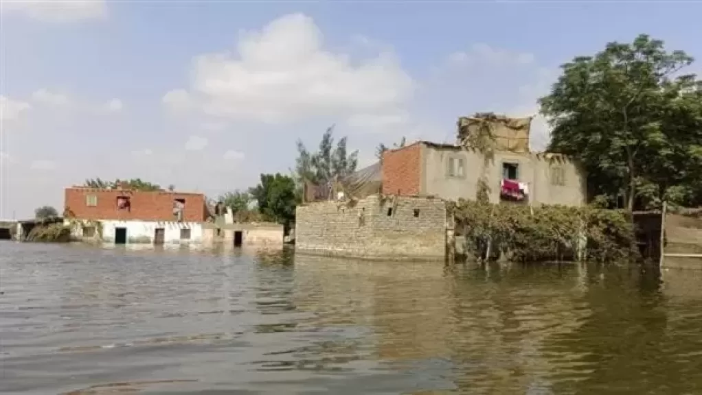 غرق أراضي ومنازل طرح النهر بأشمون