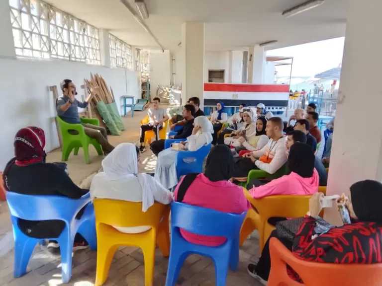 شباب متطوعين مصر ينظمون تدريب أساسيات التصوير الفوتوغرافي على شواطئ الإسكندرية