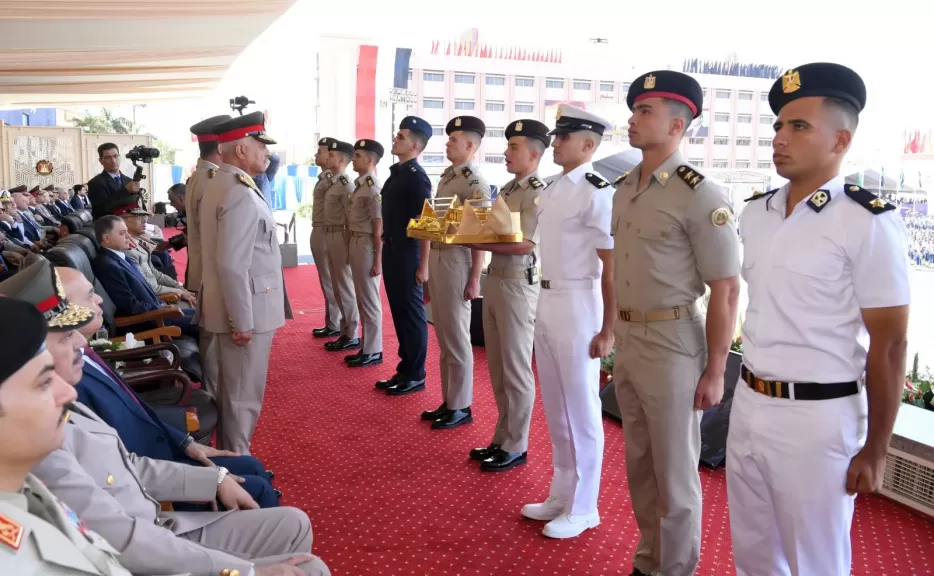 وزير الدفاع يكرم أوائل الخريجين 
