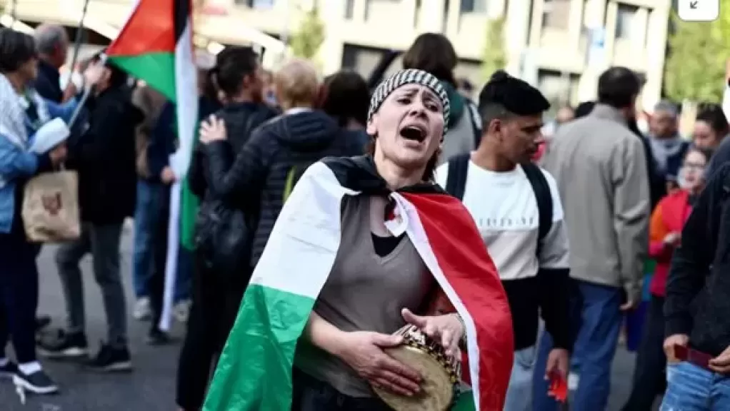 متظاهرون مؤيدون لفلسطين أمام ملعب مباراة إيطاليا وإسرائيل