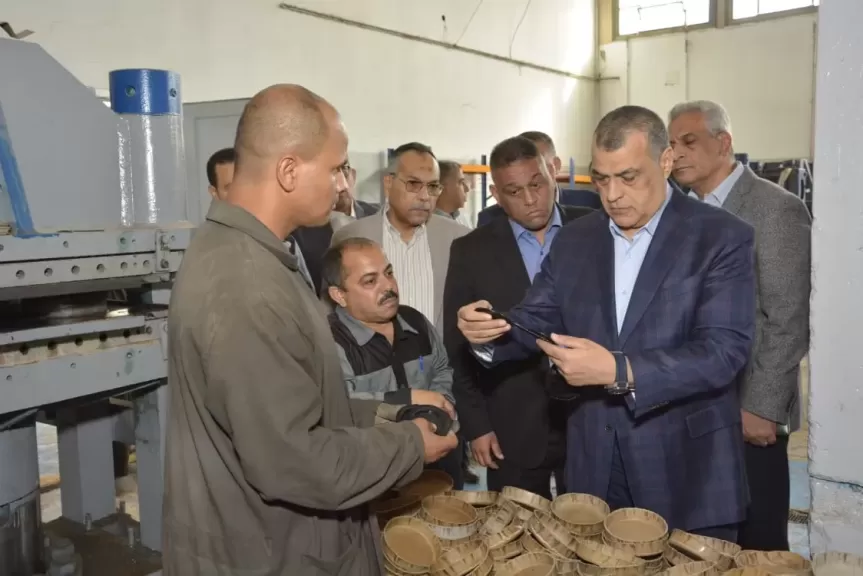 وزير الدولة للإنتاج الحربي أثناء الزيارة