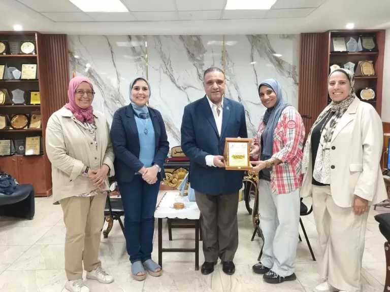 ”مدير إدارة وسط التعليمية يكرم كلية النصر للبنات القسم الإعدادي الفائز في العروض الرياضية”