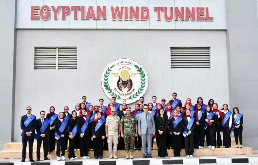 القوات المسلحة تنظم زيارتين لوفد وزارة الشباب وطلبة الجامعات لقيادة المظلات وشركة سايلو فودز