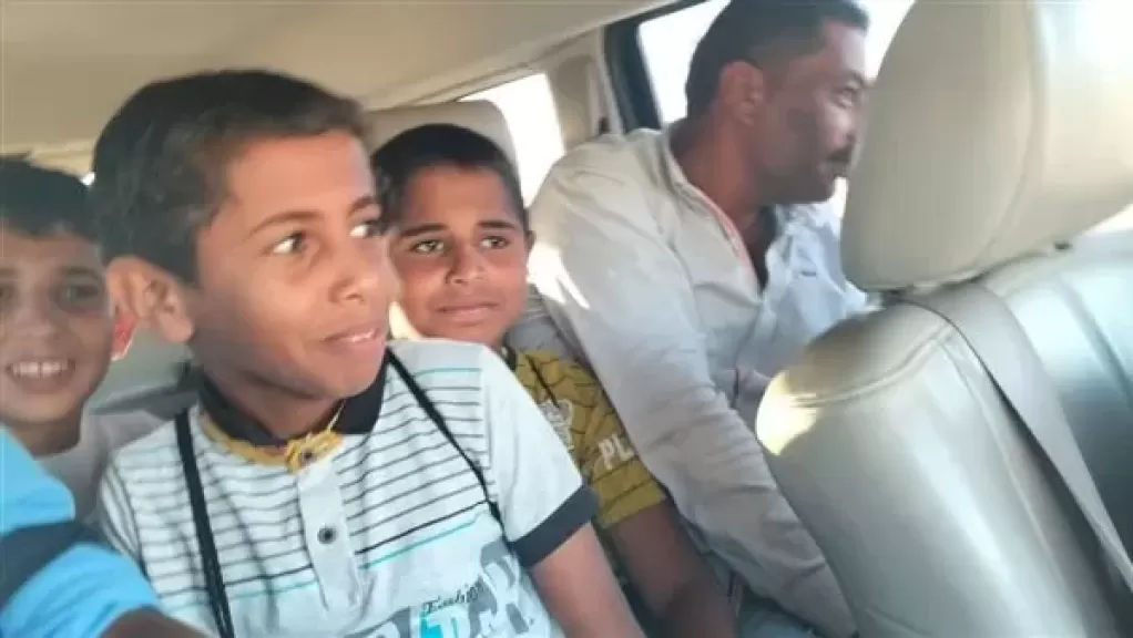 محافظ شمال سيناء خلال اصطحابه مجموعة من الصغار