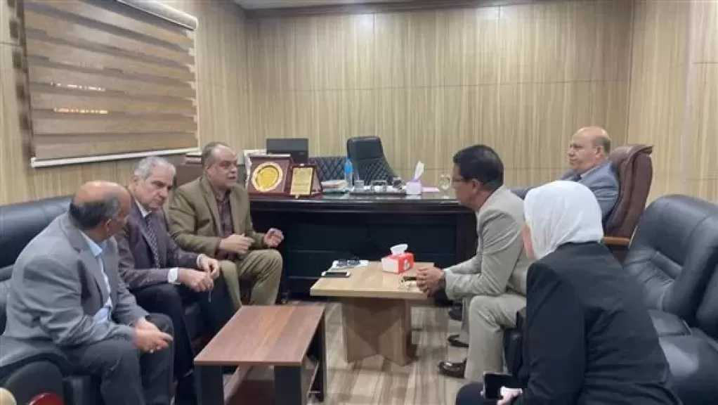 رئيس جامعة بنها يطمئن على طلاب كلية الفنون التطبيقية المصابين في حادث أسوان