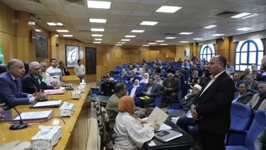 محافظ المنيا خلال ترأسه مجلس تنفيذي المحافظة