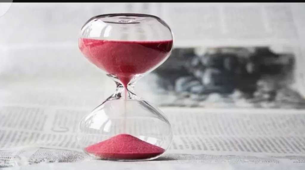 لماذا نشعر أن الوقت يمرّ أسرع كلما تقدمنا في العمر؟