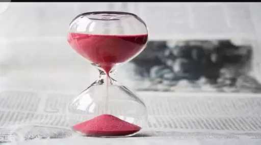 لماذا نشعر أن الوقت يمرّ أسرع كلما تقدمنا في العمر؟