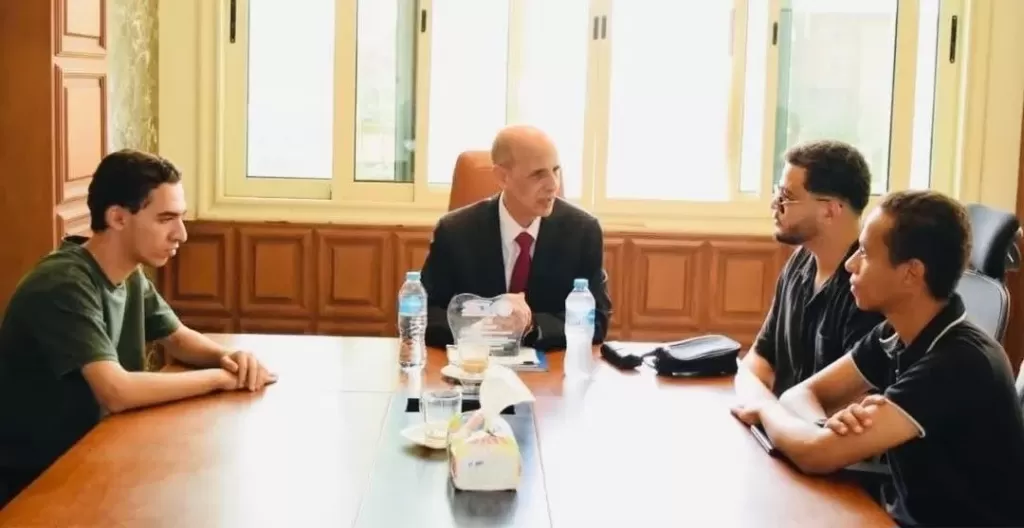 القائم بأعمال رئيس الجامعة يبلغ الطلاب بالقرار الجديد