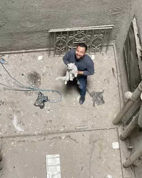 ”قصة إنقاذ تهز القلوب.. المهندس أحمد المقدم يعيد الحياة لقطة حُبست بين الدورين لأكثر من شهر”